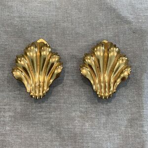 Leaf like design clip earrings. Dramatic vintage